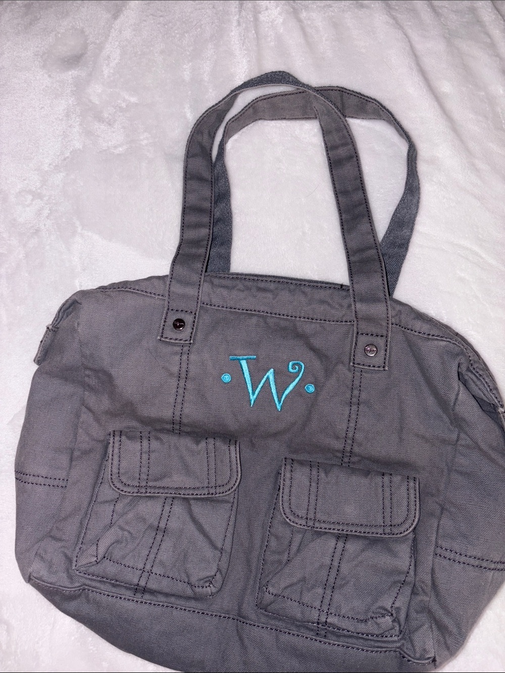 Thirty-One casual cargo purse in gray featuring an embroidered Teal “W” monogram